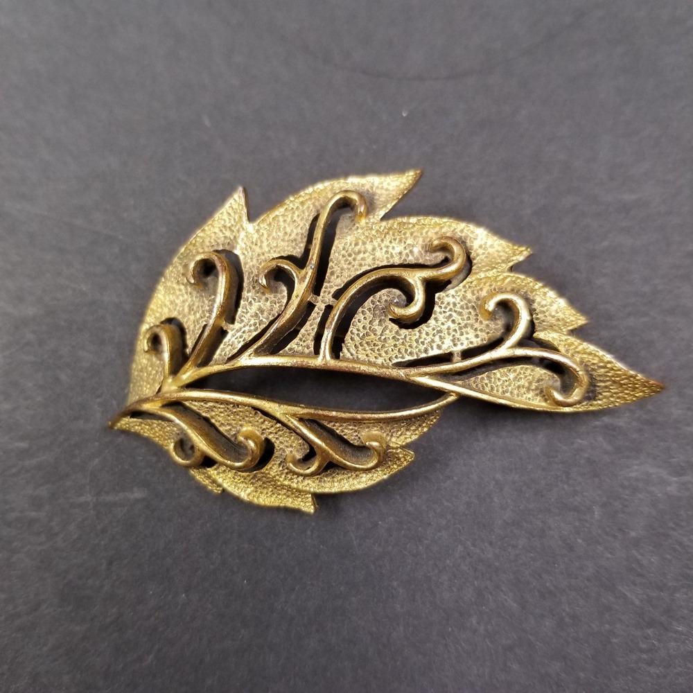Vintage‎ Gold Tone Leaf Brooch Filigree Openwork Textured Botanical Pin 2 Inch